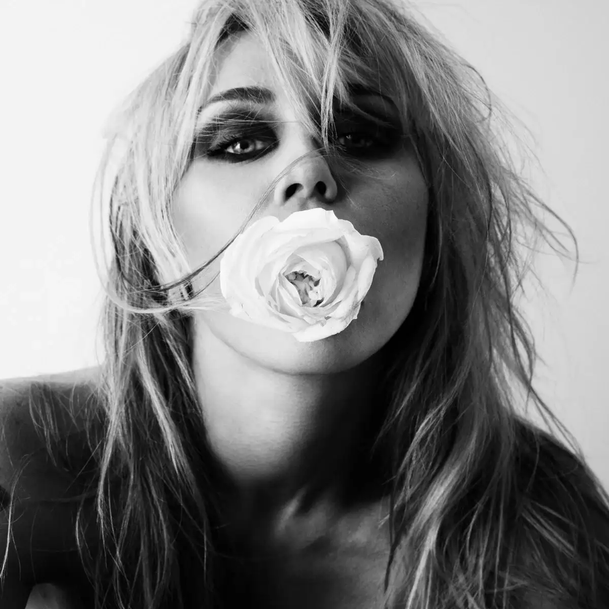 Miley Cyrus lidera iTunes RD con Flowers — reporte NVVEX