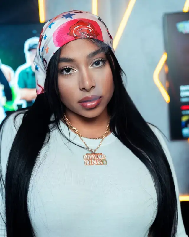 Karola y Rony Alca escala al puesto 14 en el chart de Republica Dominicana — reporte NVVEX